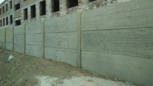 两米高水泥围墙